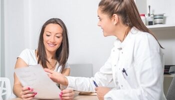 Девушка доктор дает рекомендации пациенту